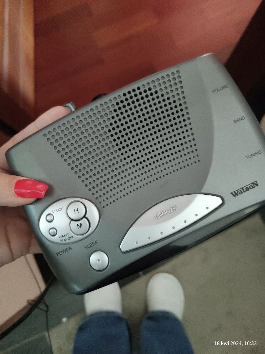 Radio budzik z czerwonym wyświetlaczem