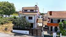 Moradia T4 c/ Zona Exterior, Salão de Jogos & Bar, Garagem e a APENAS