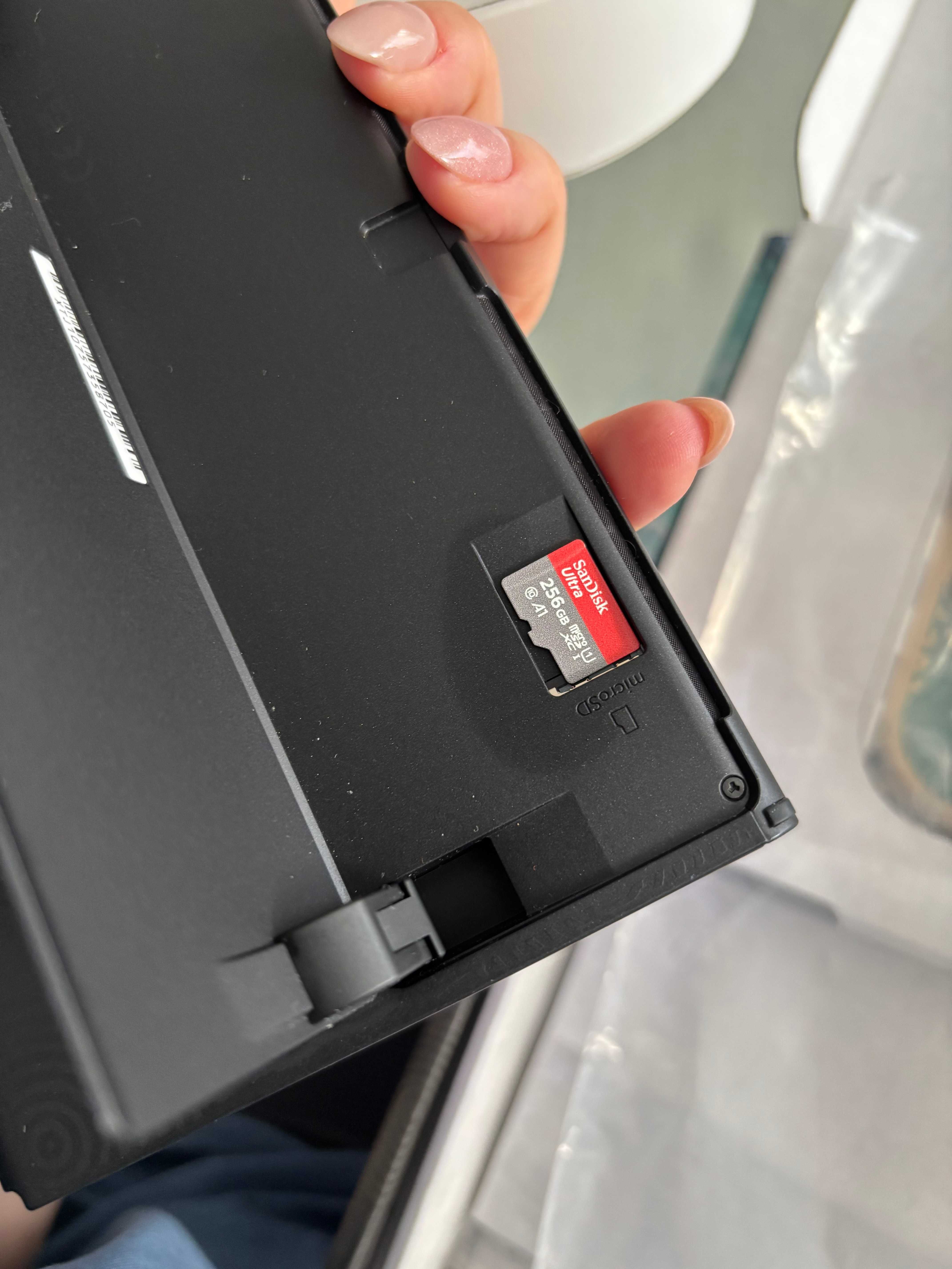 Switch OLED Zelda Edition z kartą pamięci 265 GB i etui Mario