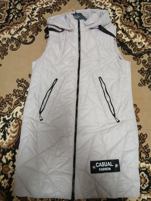 Жилетка жіноча в гарному стані