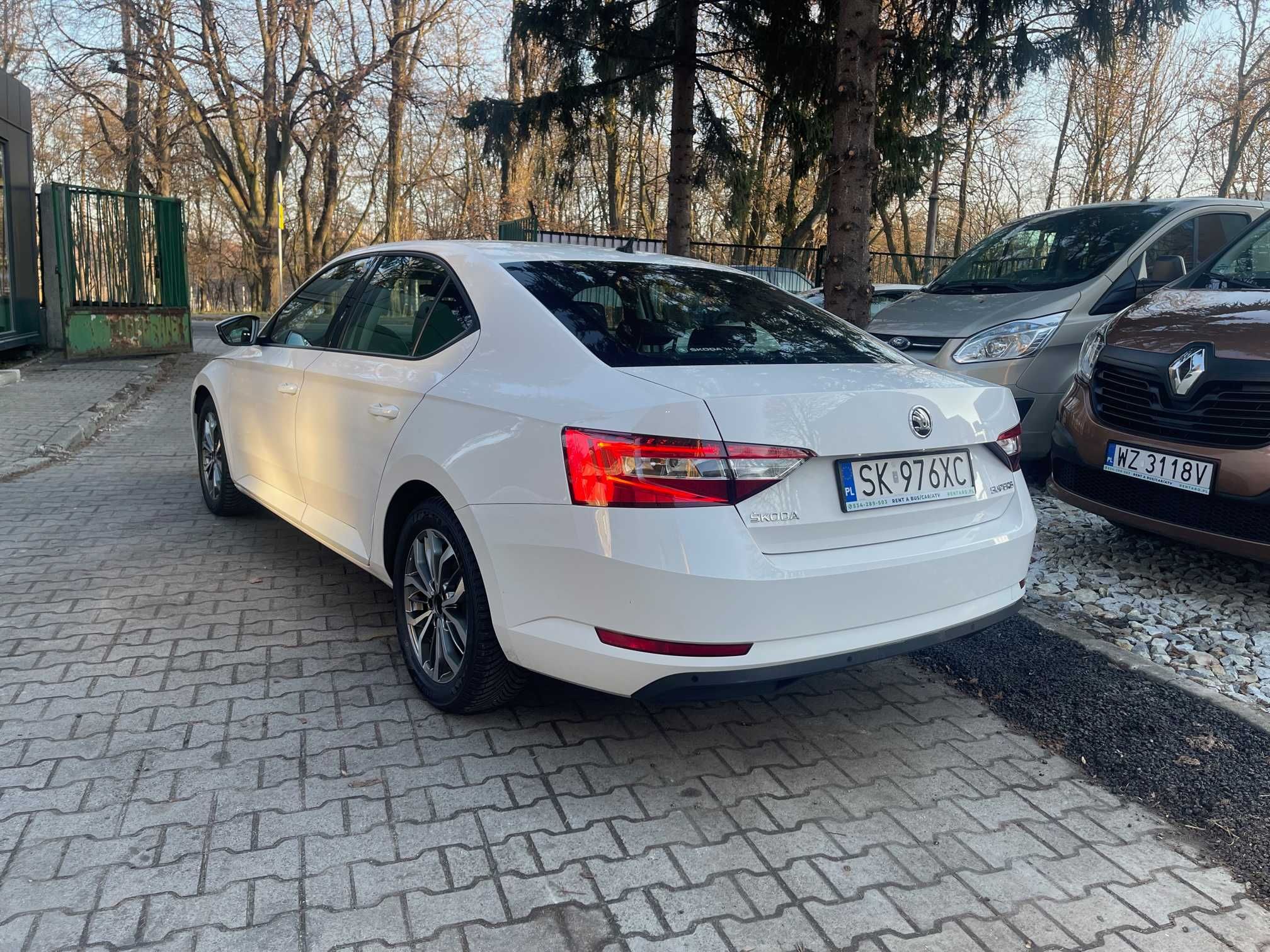 SKODA SUPERB Wynajem aut samochodów* Wypożyczalnia * Rentaro