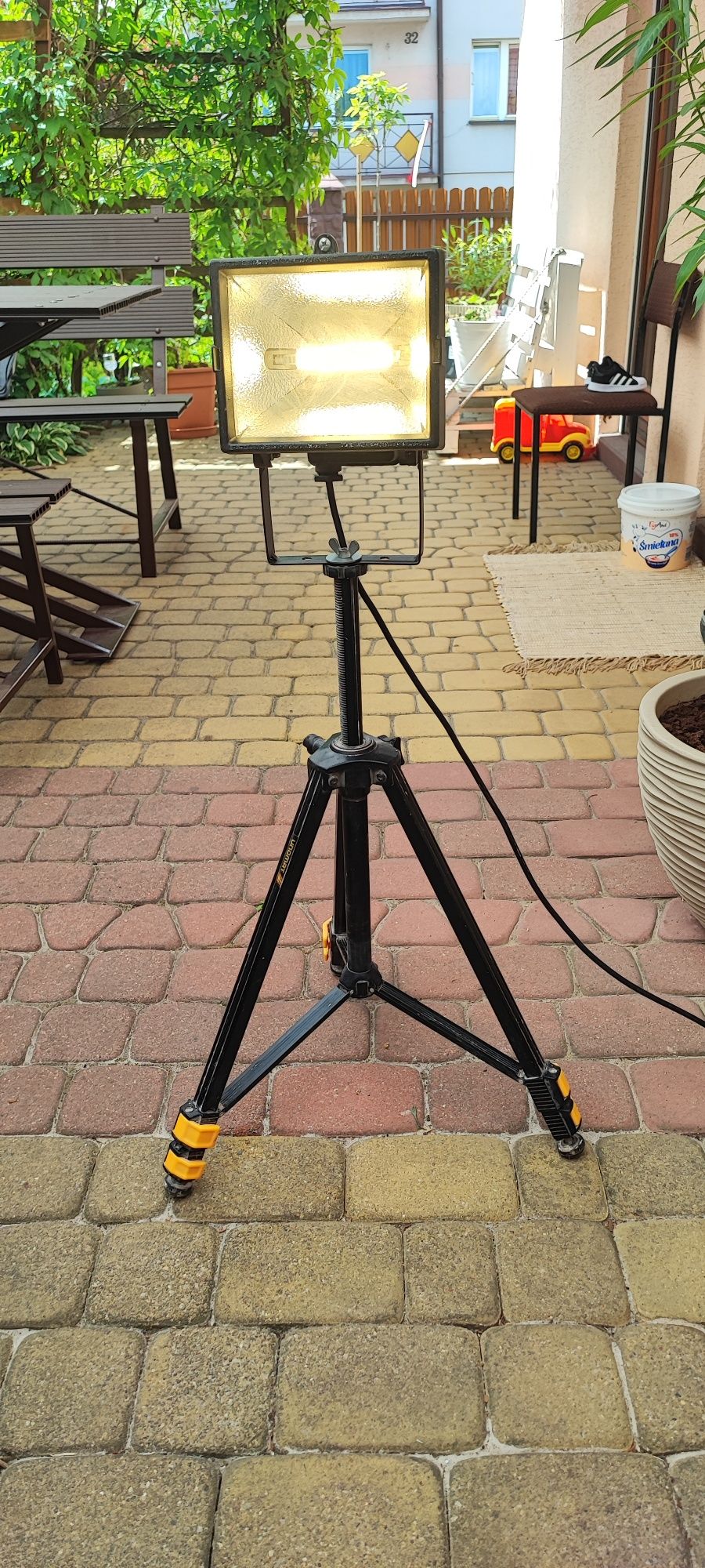 Lampa halogenowa na statywie z żarnikiem LED