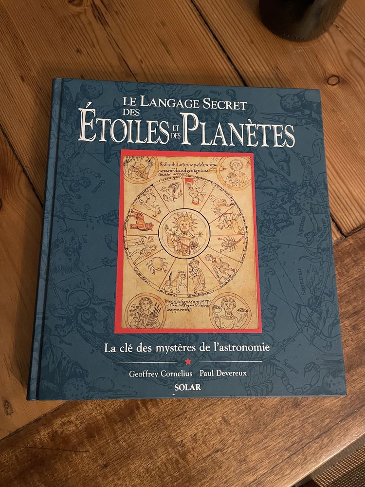 Livro Le langage secret des etoiles et des planetes.