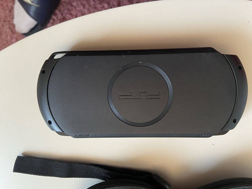 Konsola PSP z kamerką i etui + 10 gier