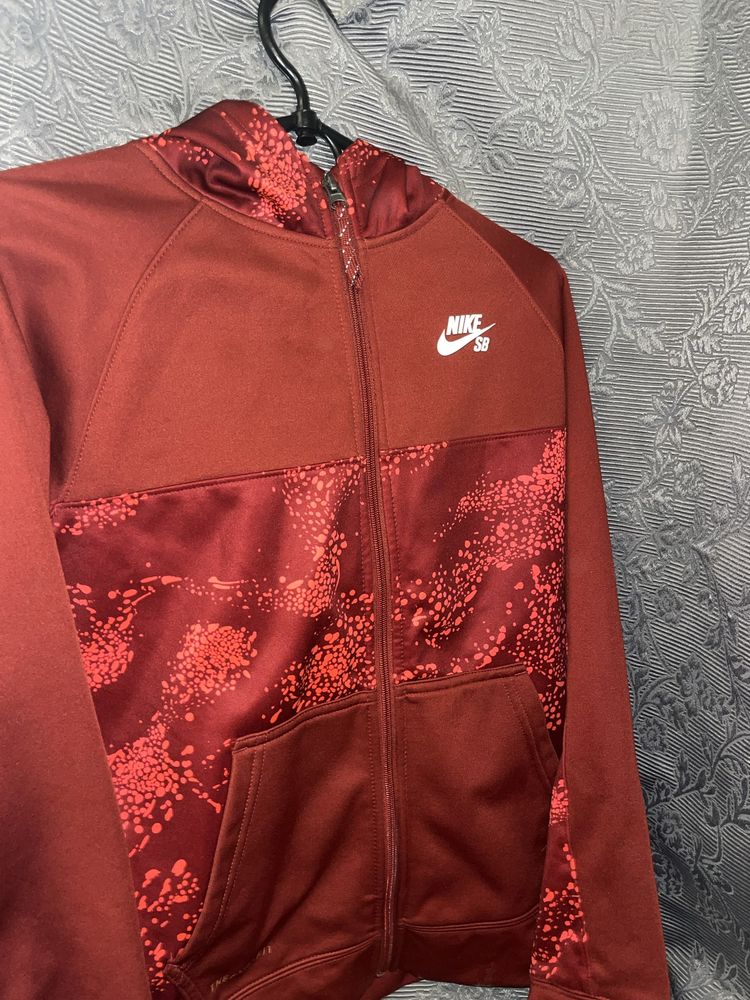 Спортифная кофта Nike на замке ,женская!