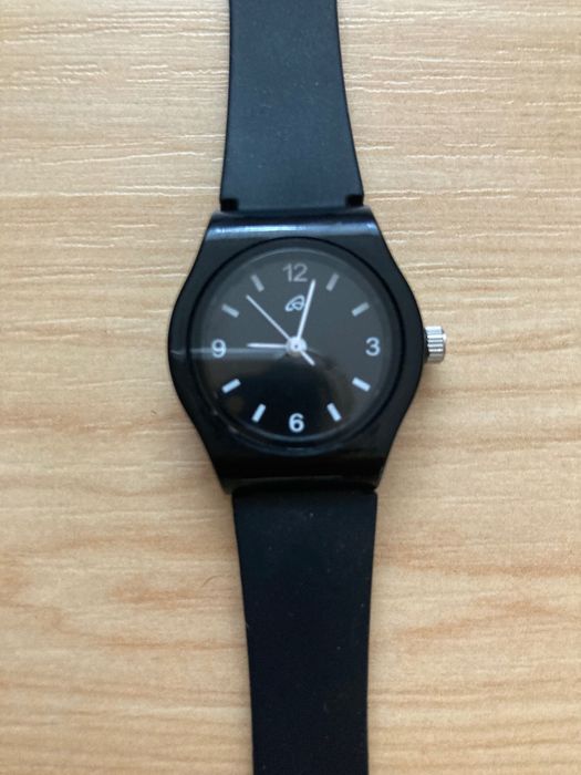 Czarny zegarek z długim paskiem