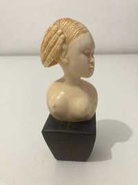Escultura mulher africana tronco nu material nobre e base de madeira