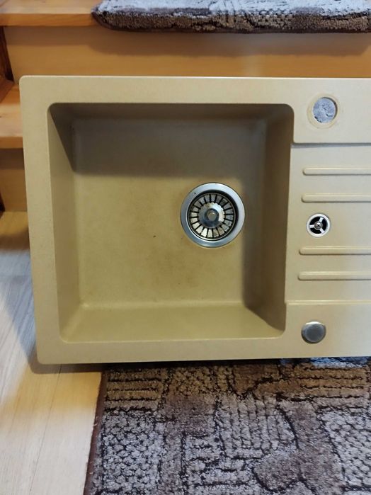 Zlewozmywak granitowy  jednokomorowy w kolorze beżowym z syfonem