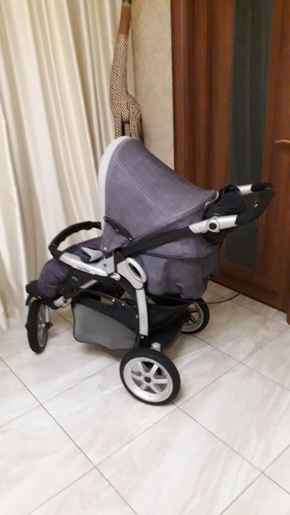 Продам детскую прогулочную коляску "Peg-Perego"