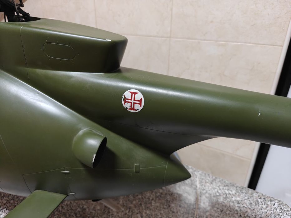 Thunder Tiger Raptor 50 com fuselagem Hughes 50