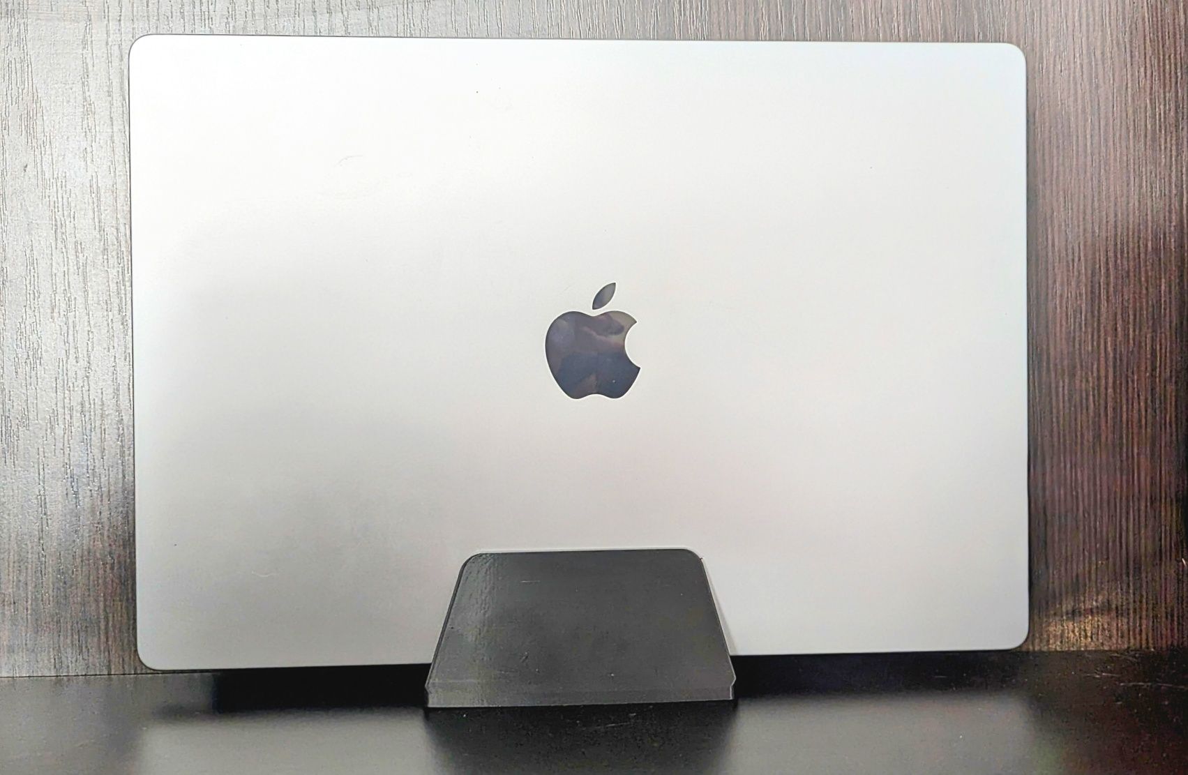 Мінімалістичний вертикальний тримач для MacBook Pro 16"/14" M1