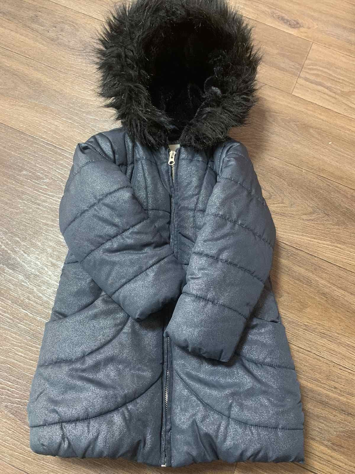 Тёплая курточка на девочку 5-6 лет.