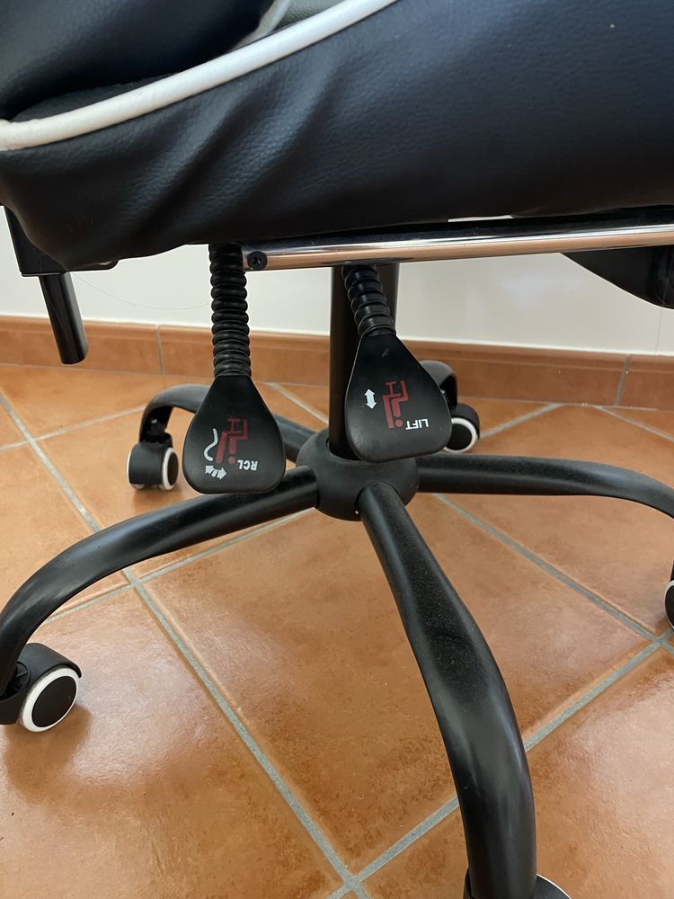 Cadeira Gaming com apoio para os pés