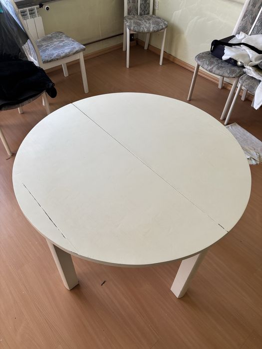 Rozkładany okragły biały stół