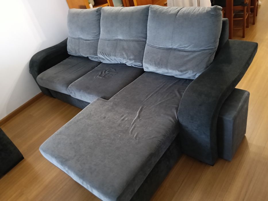 Dois sofás com chaise longue e quatro puffs