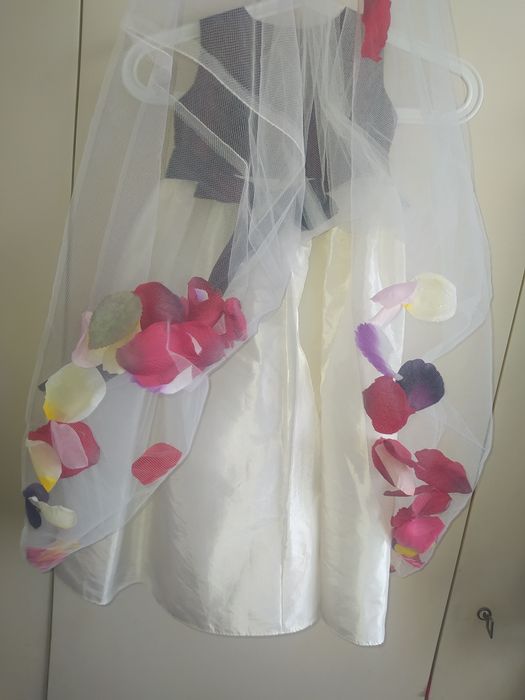 Cudownie tańcząca sukienka z płatkami kwiatów 4-6 lat 

Posiada warstw