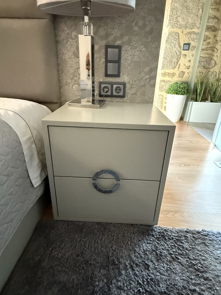 Cama+ mesinhas de cabeceira