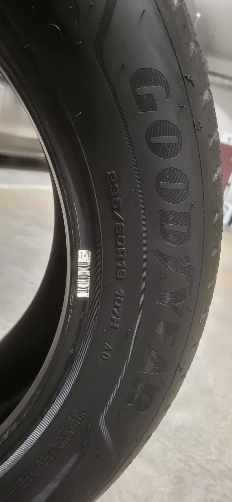 Sprzedam 2 opony Goodyear Ultragrip Performance+SUV235/60 R19 jak nowe