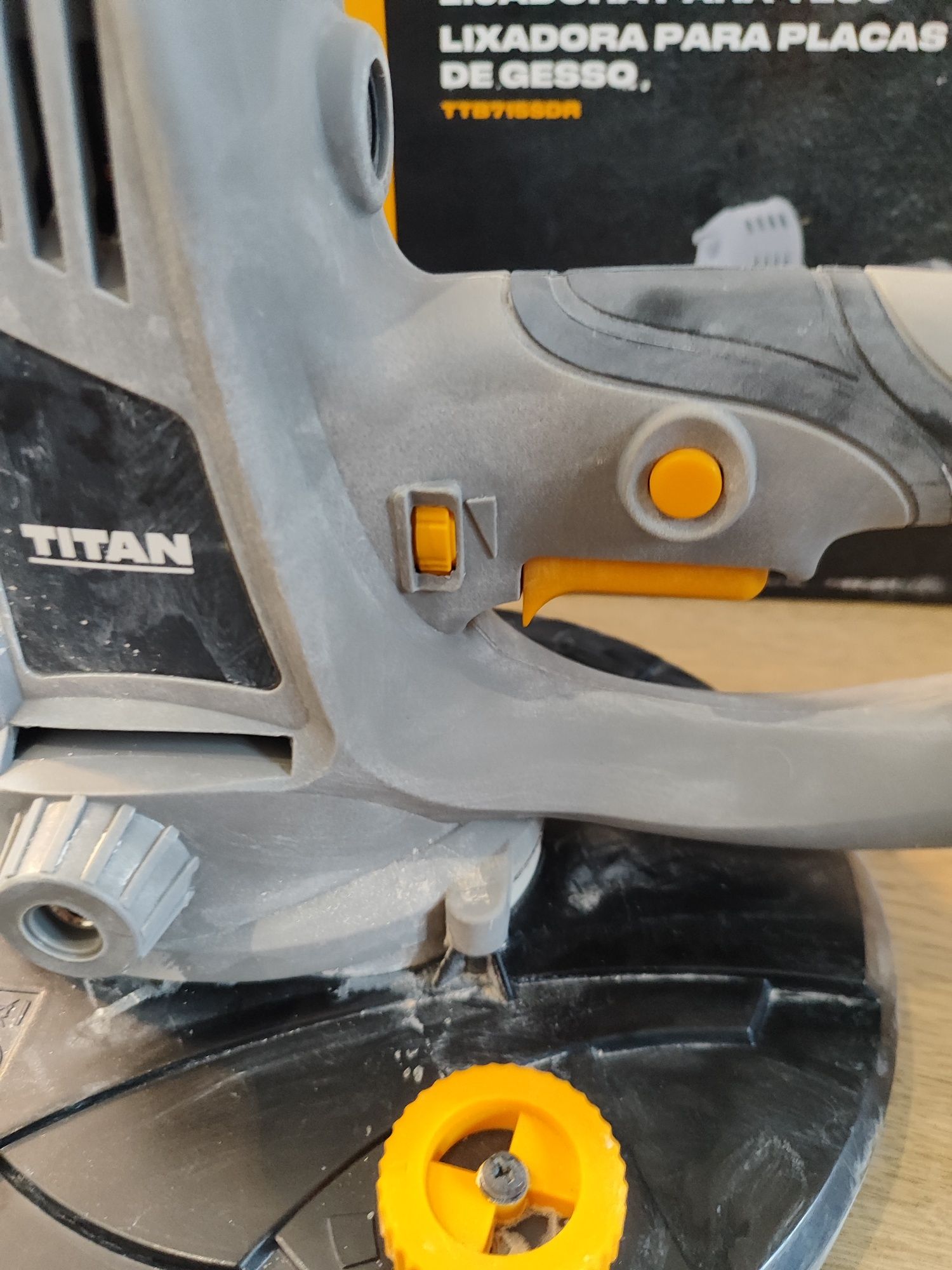 Szlifierka z regulacją obrotów do gładzi Titan 225mm, rok 2025