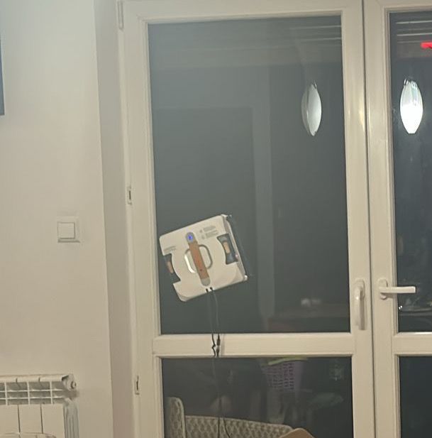 Wynajmę robota do mycia szyb, witryn, balustrad,przeszkleń