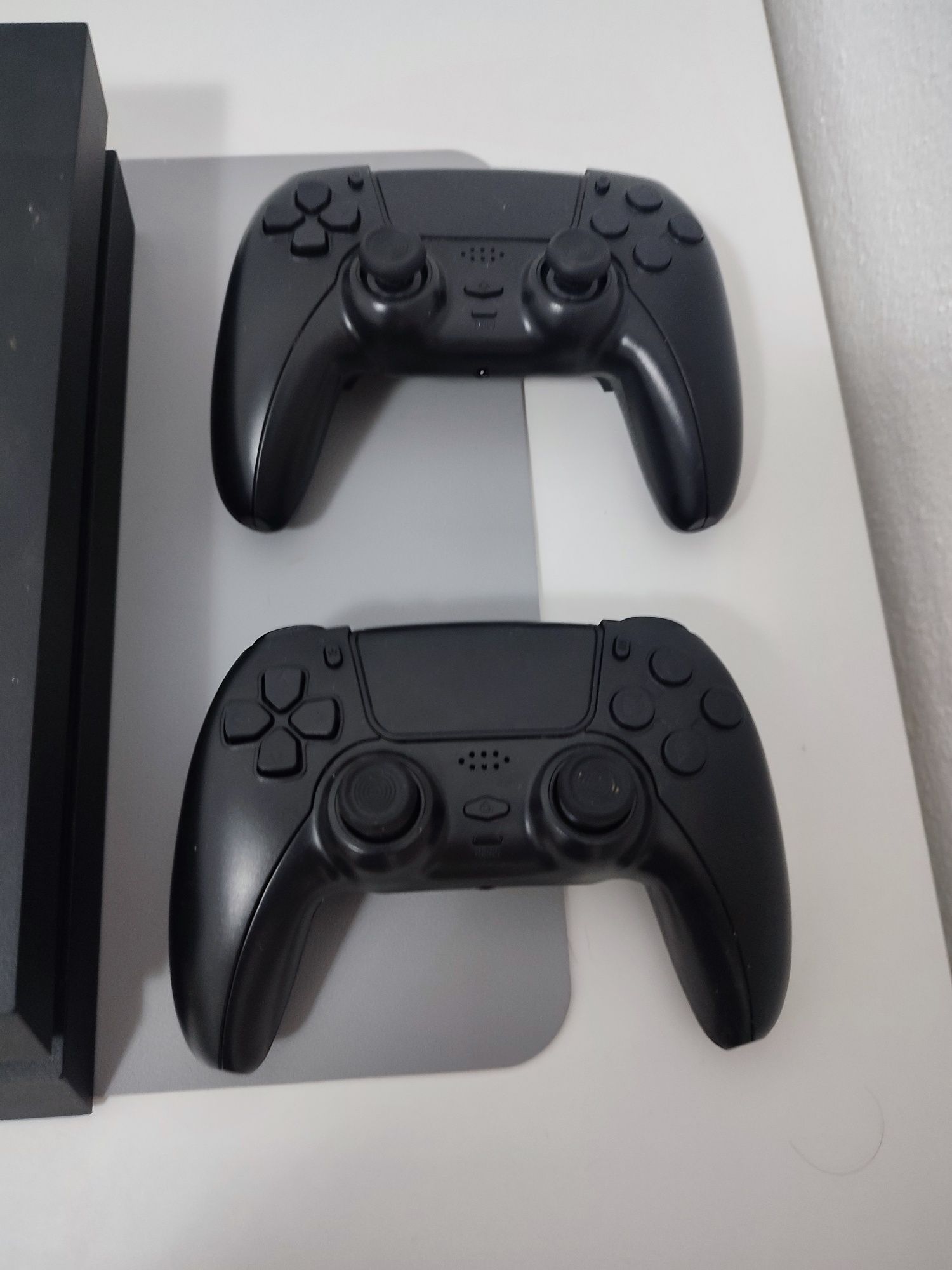 PS4 com extras (comandos,suportes,jogos)