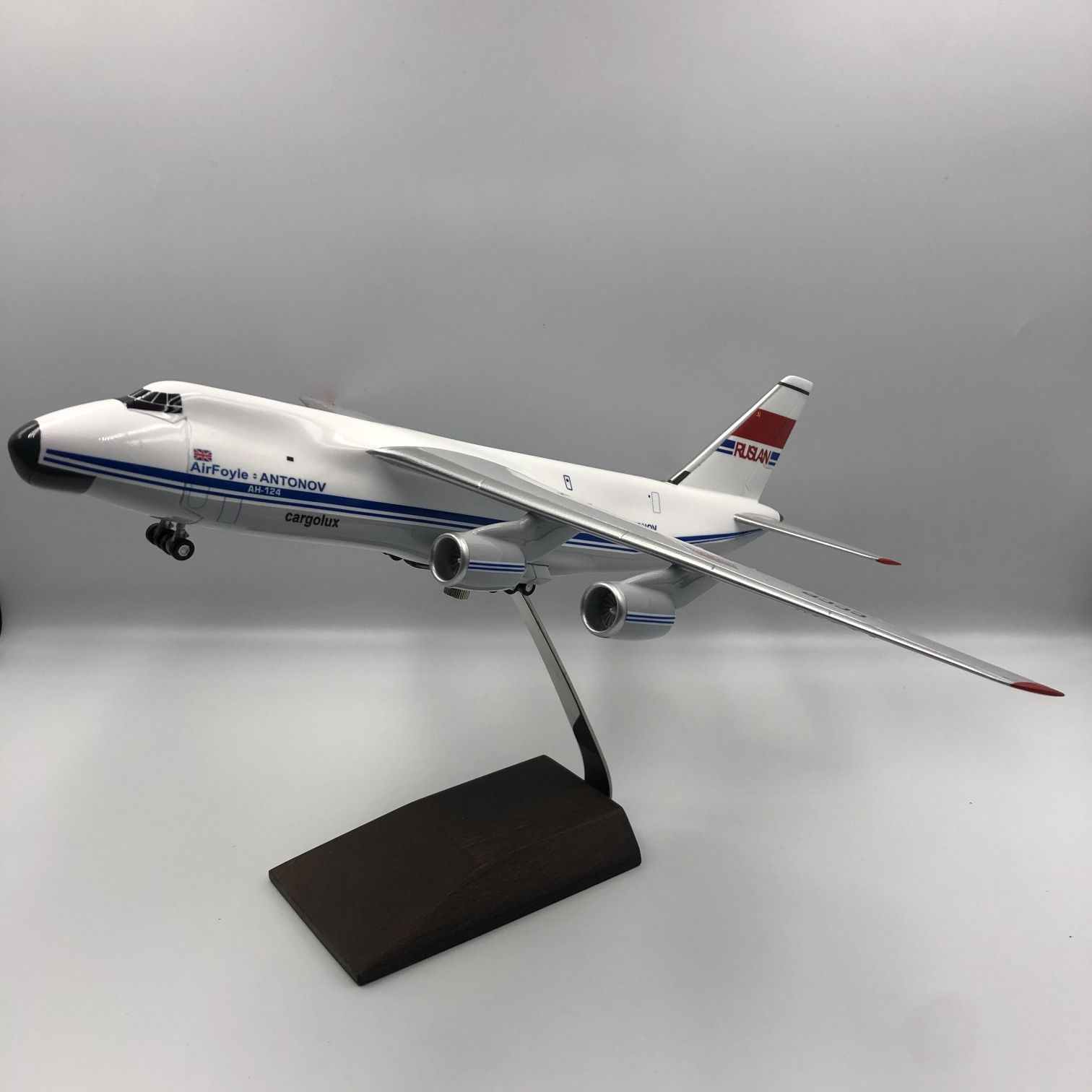 Модель самолёта премиум Ан-124 "Руслан" масштаб 1:200 (34 см). Смола