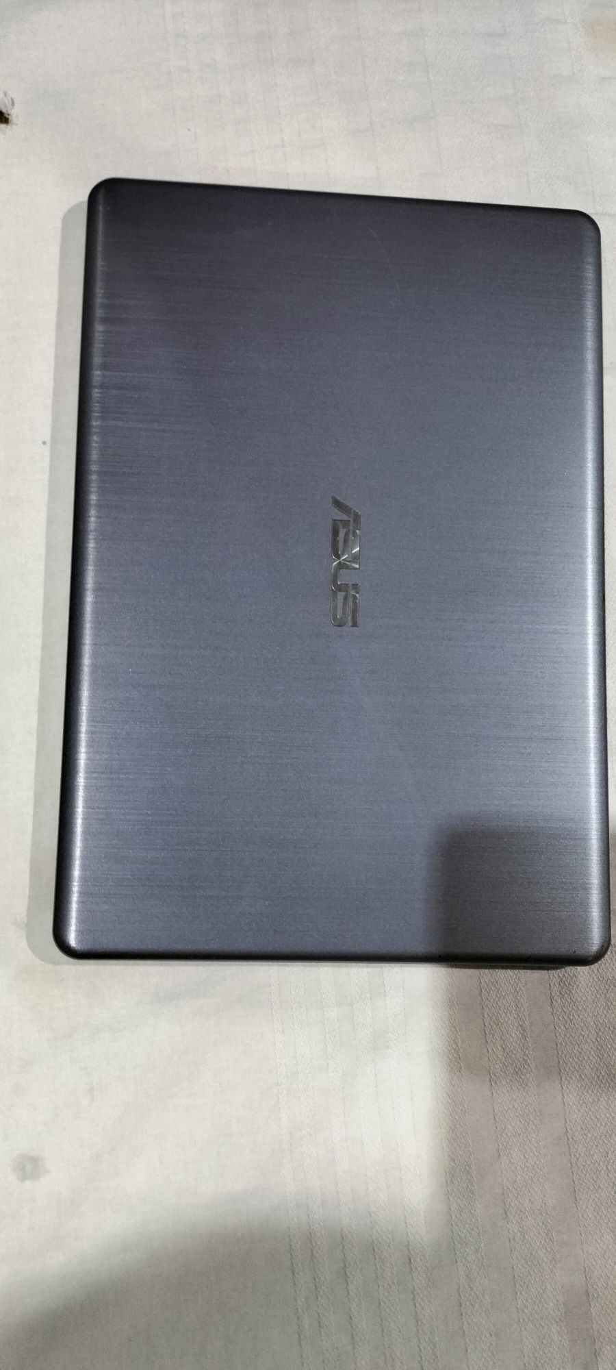 Vendo computador ASUS E406M