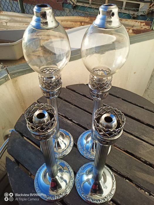 Par de candelabros em bronze com vidros