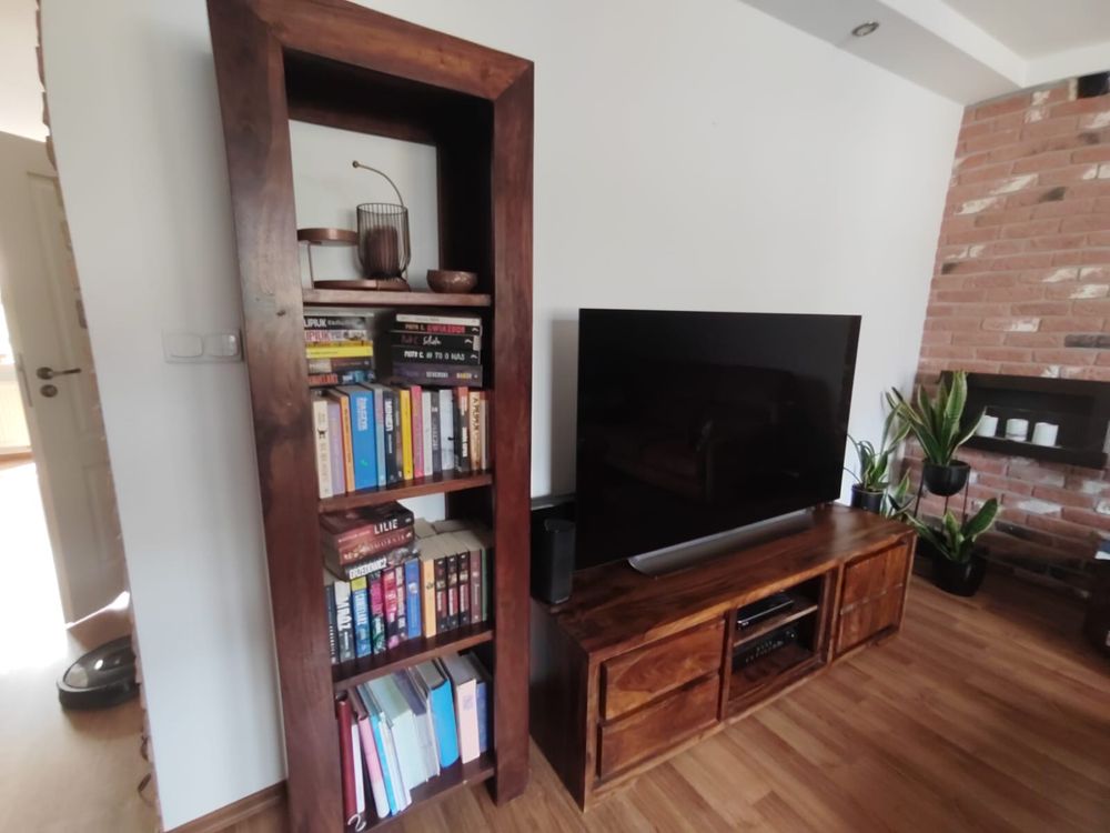 Szafka RTV w stylu kolonialnym