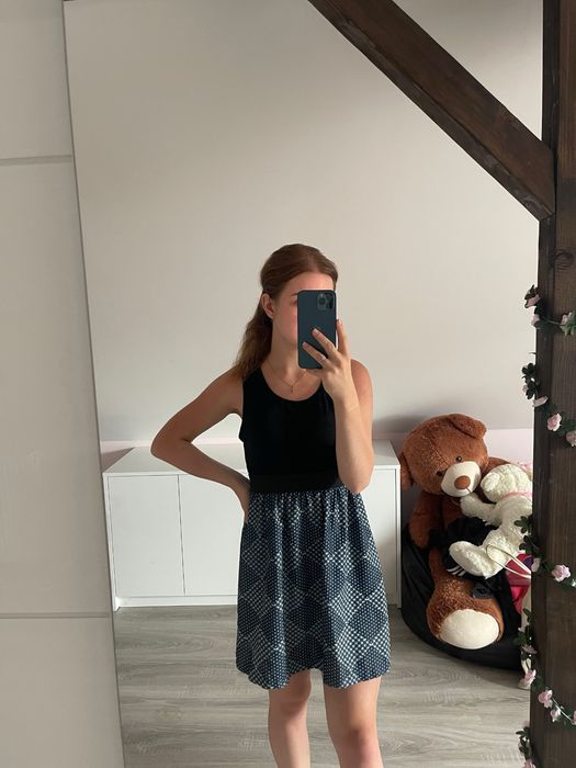 Sukienka z czarną górą i wrzozystym dołem