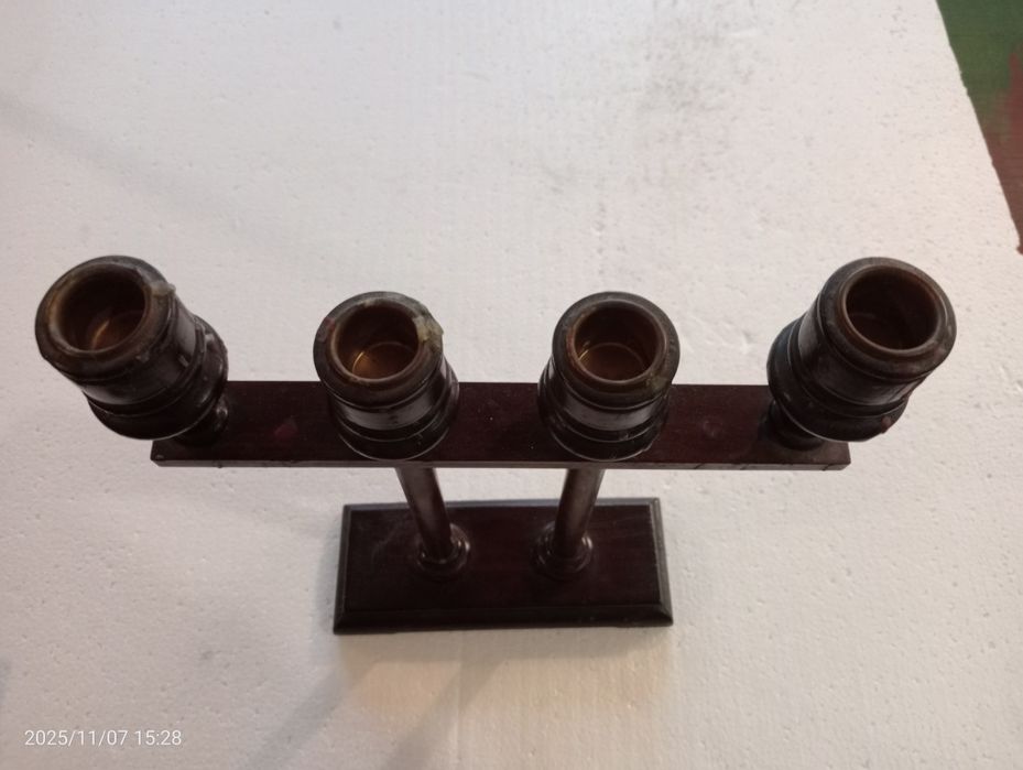 Stary świecznik z drewna