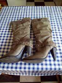 Botas de cano alto.