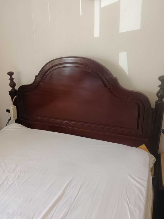Conjunto de Mobilia de Quarto em Madeira Maciça e tampos em mármore