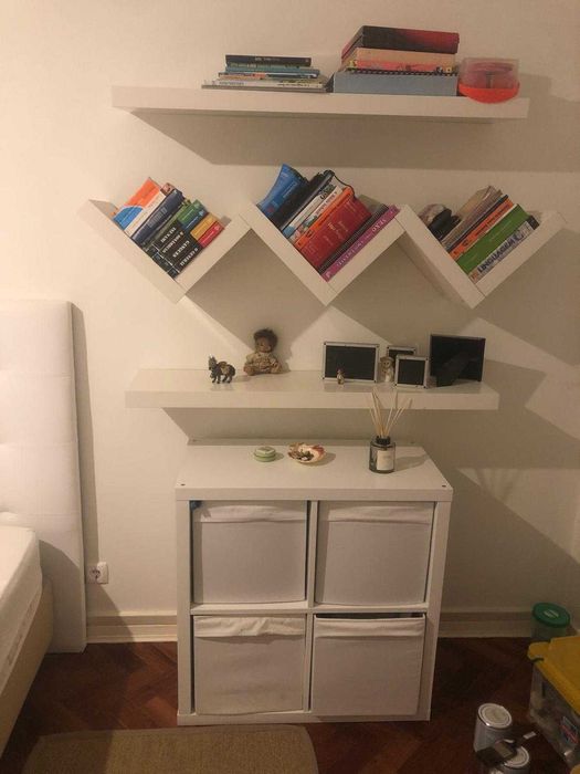 estantes e secretaria para quarto de criança ou escritório