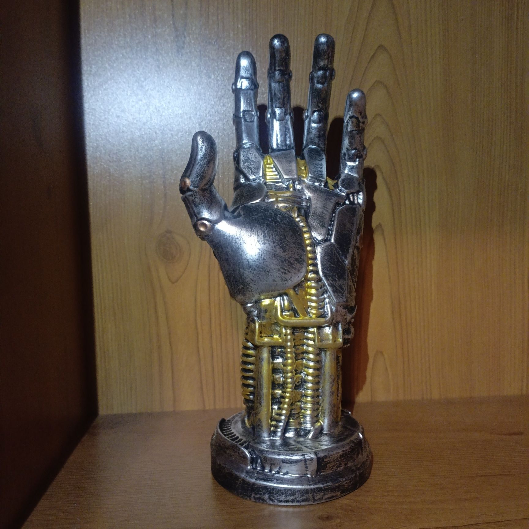 Cyberpunk mechaniczna ręką na pady i akcesoria