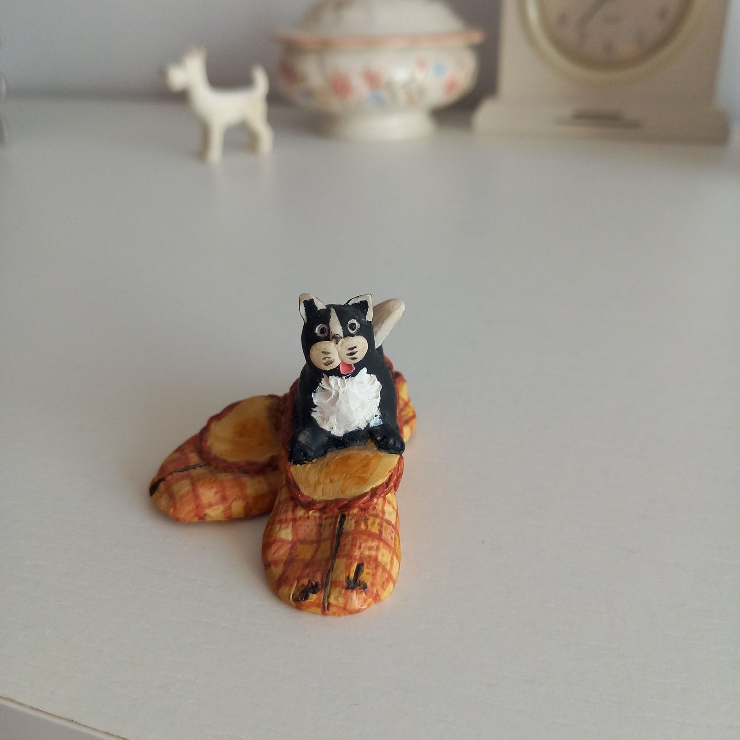 Urocza figurka ceramiczna vintage kot w butach biało-czarny kotek