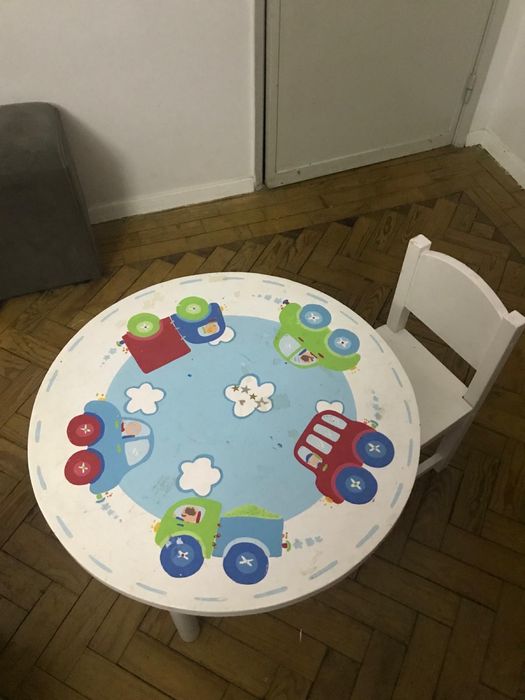 Mesa e cadeira de criança