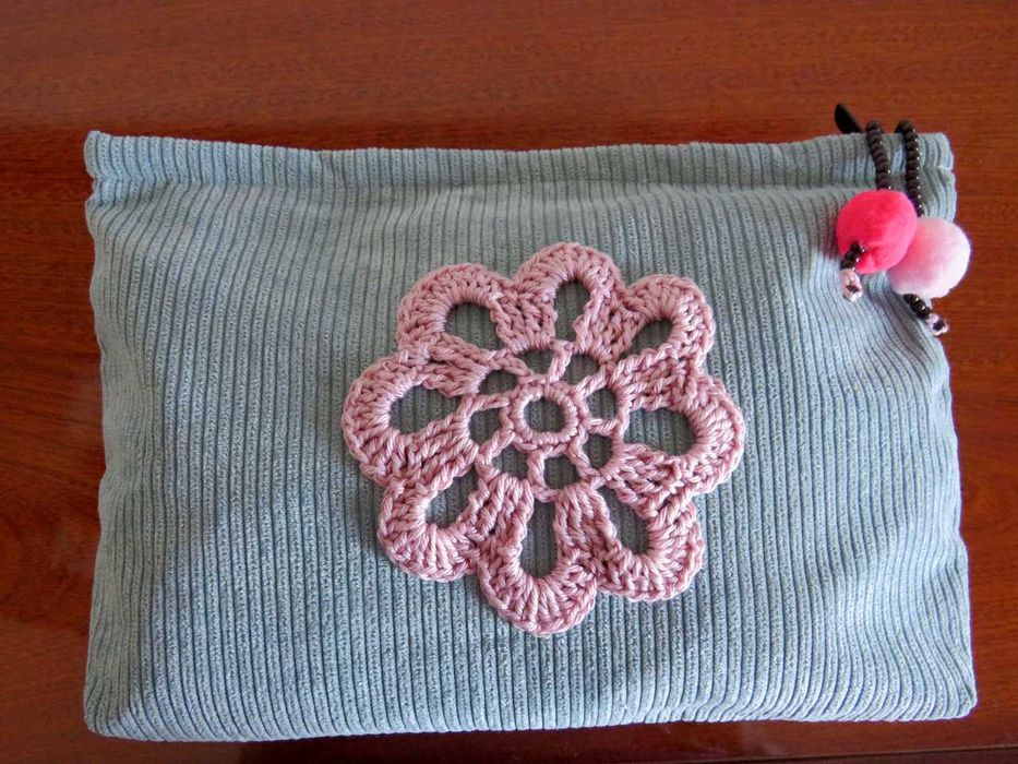 Bolsa em bombazine com croche – 26 x 19 cm