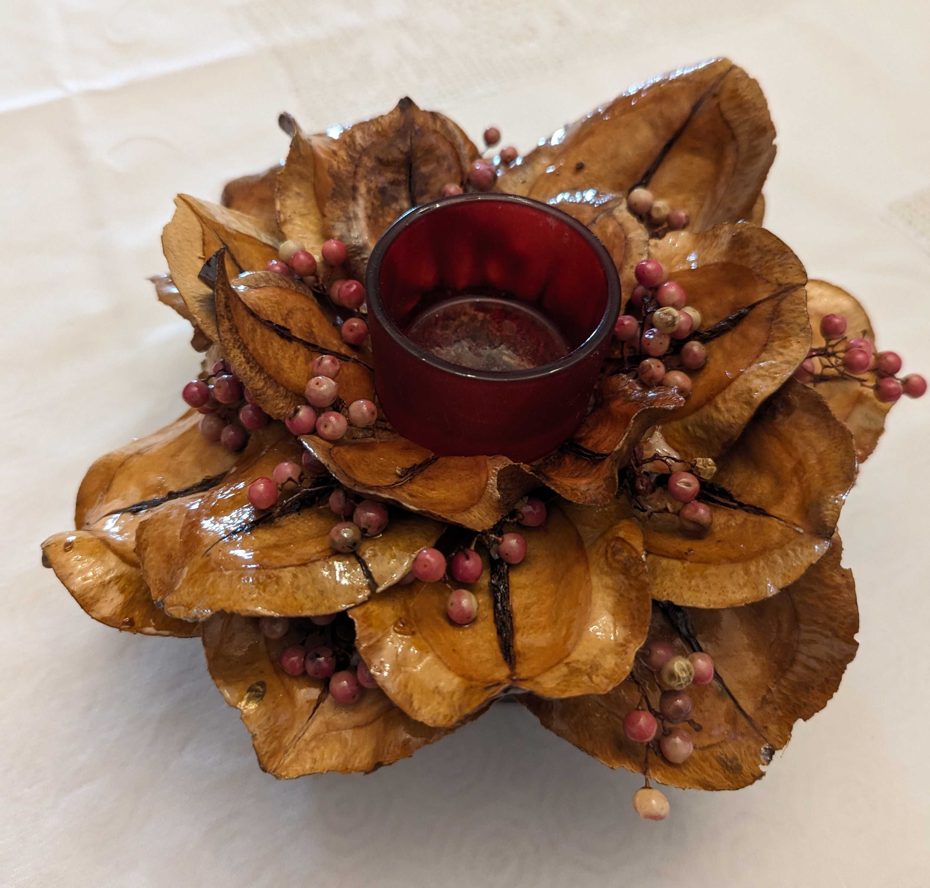 Arranjo de mesa com suporte para vela pequena.