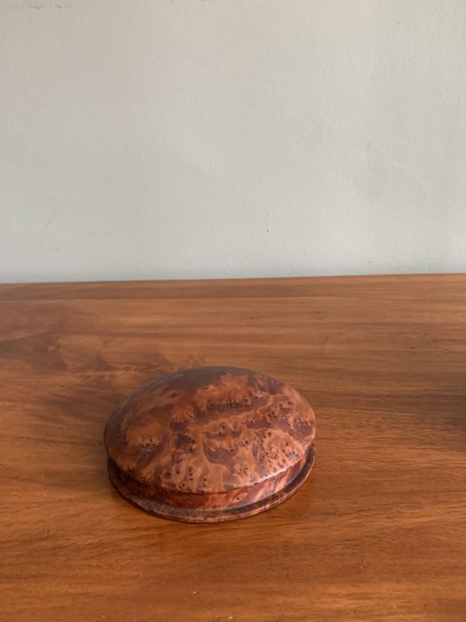 Caixa em raíz de nogueira