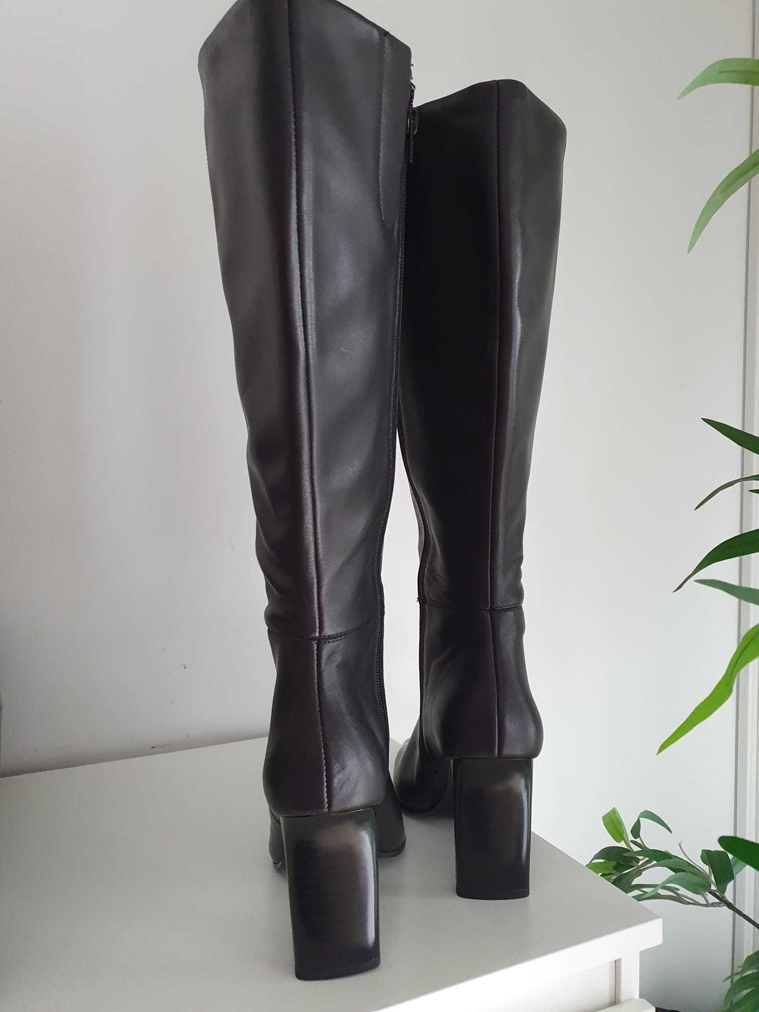 Bota de cano alto, cor preto, marca VIOLETA, tamanho 39, novas.