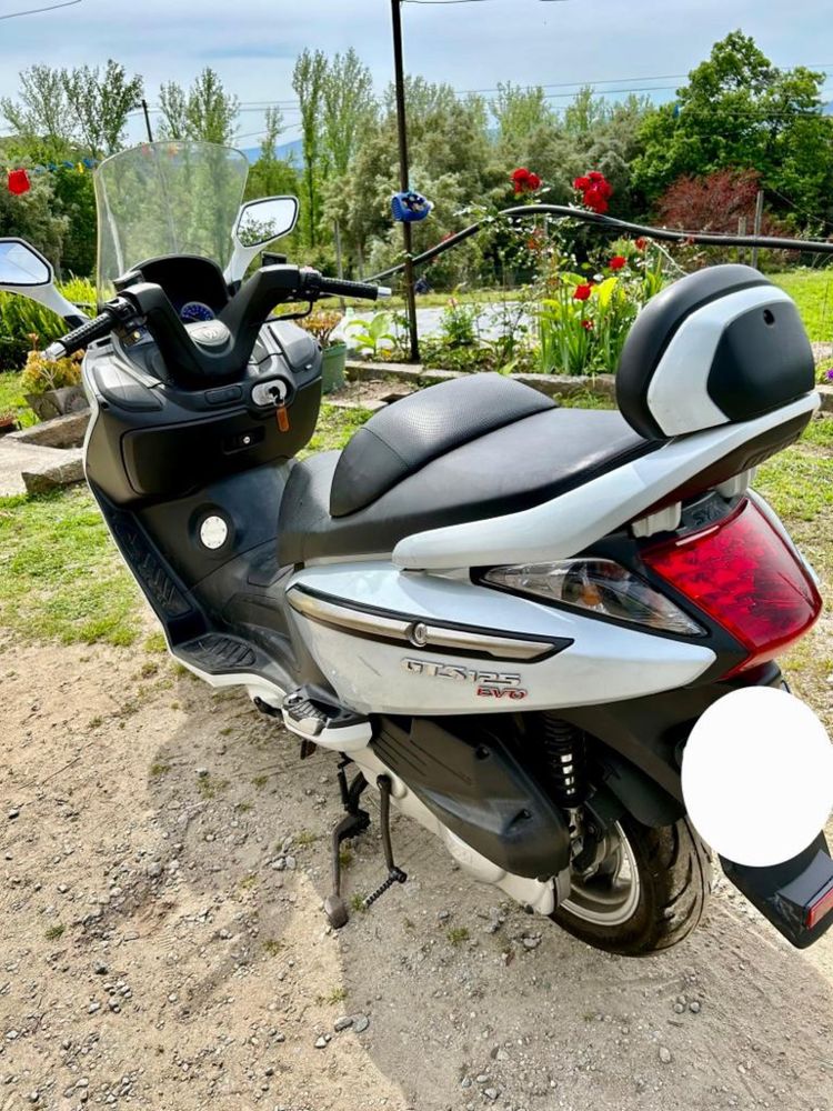 moto marca Sym GTS Evo 125 cc