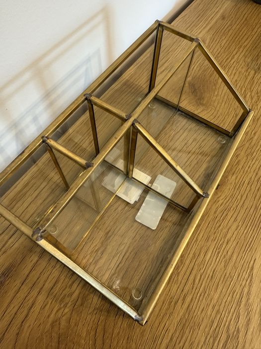 Złoty stojak na kosmetyki lub biżuterię