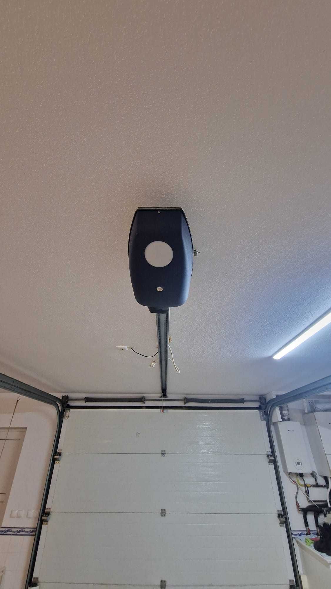 Portão de garagem seccionado automático