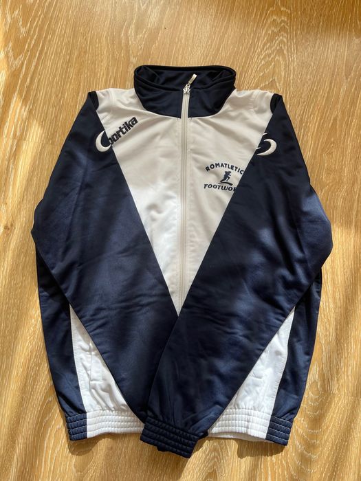 Нова спортивна кофта на підлітка