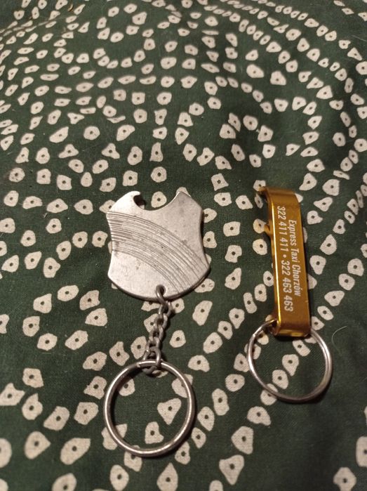 Dwa otwieracze do butelek. Komplet