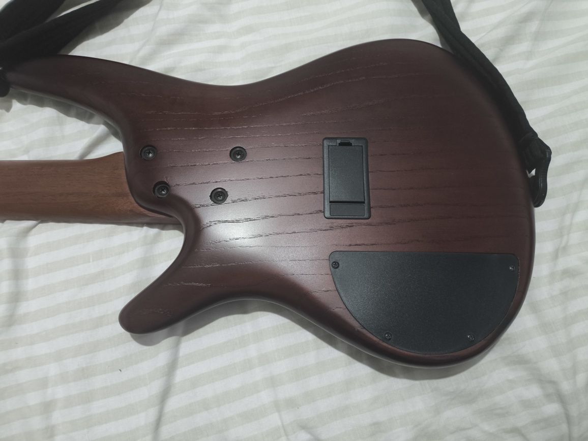 Baixo eléctrico 5 cordas Ibanez SR655E