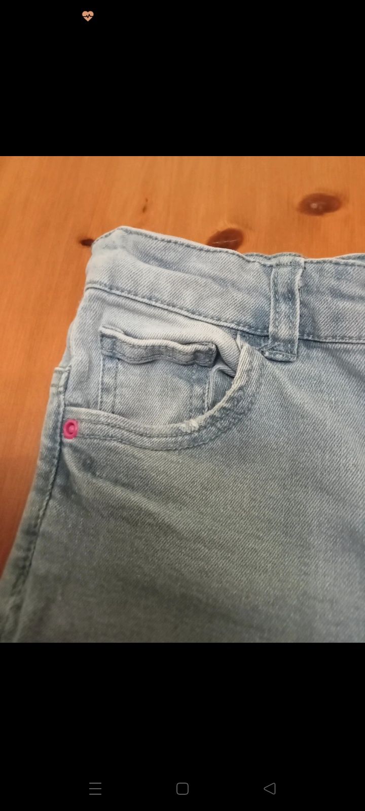 Jasne jeansy dla dziewczynki z przetarciami