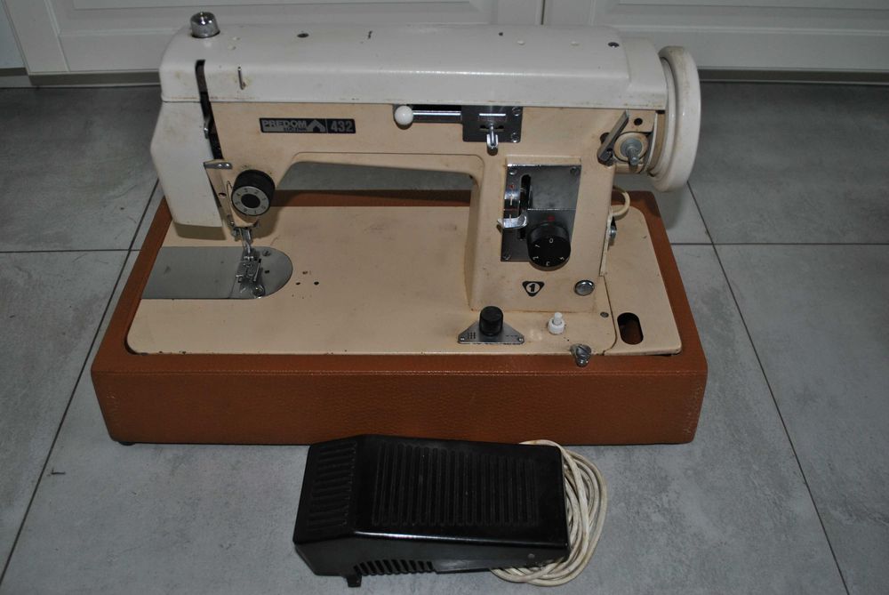 Maszyna do szycia Predom Łucznik 432 z silnikiem  stan nieznany