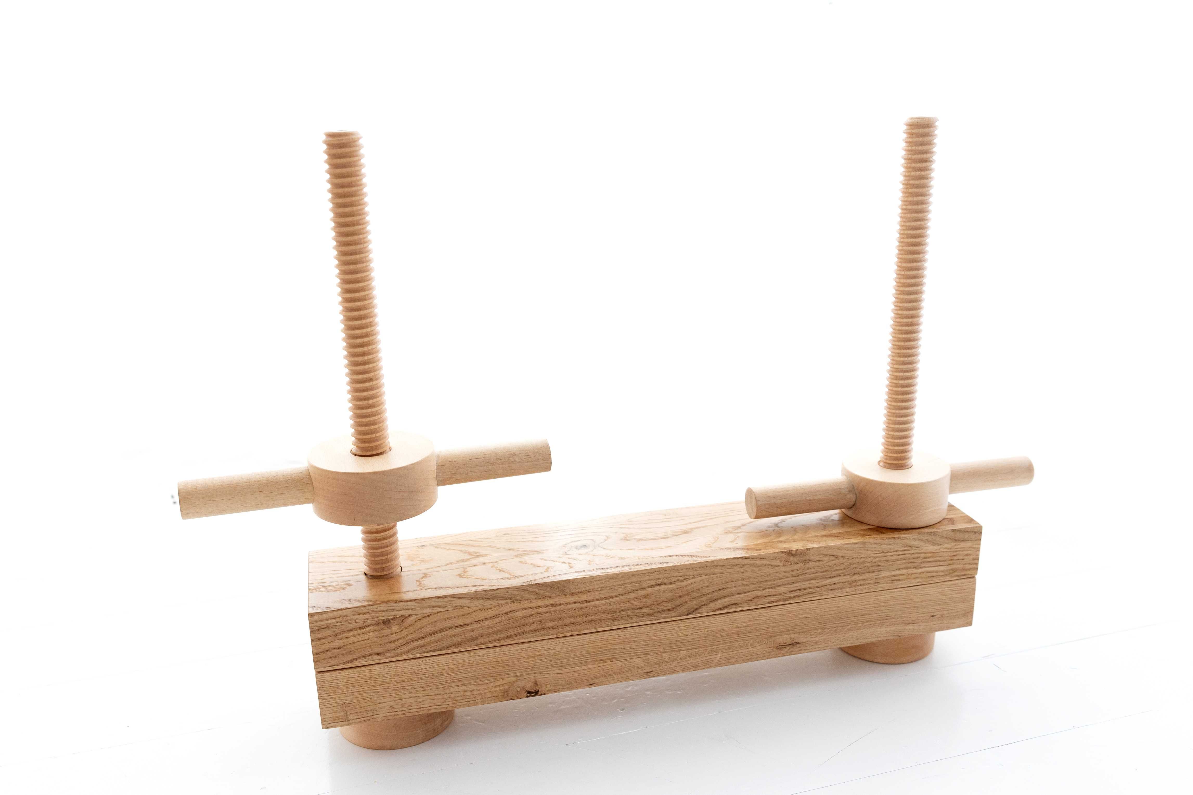 Duża drewniana belka introligatorska - Large wooden bookbinding beam.